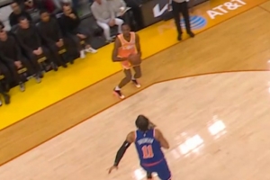 拉开空间！小莫布里接哈登助攻再中踩线长两分