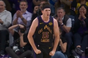 气势球！里夫斯面对严防强突打成2+1 双拳紧握霸气庆祝