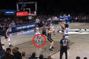 望无碍！华盛顿踩到克洛尼出现90度崴脚 一瘸一拐回到更衣室