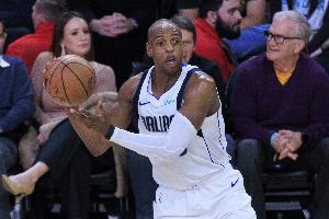 Stein：多支季后赛球队正考虑说服米德尔顿买断加盟 包括活塞