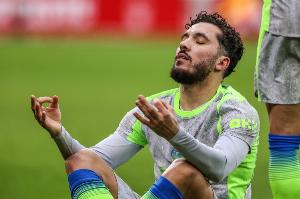 谢尔基在里昂一家医院探望患病儿童，并答应小病患开发新庆祝方式