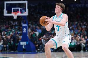 克尼佩尔成黄蜂队史第七位单赛季200+三分球员 所用场次最少