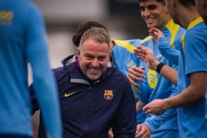 巴萨球员列队为弗里克庆祝61岁生日：我们非常爱你