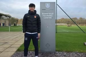 9号球衣！官方：18岁张家鸣加盟伯恩利U21梯队，外租后回来发展