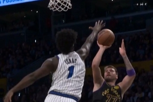 高难度！东契奇持球连续晃动 突进篮下对抗防守后仰单手抛进