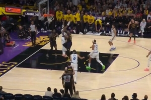 探囊取物！詹姆斯突破吸引防守送妙传 艾顿起飞空接轻松扣篮