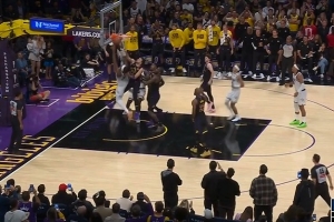 神兵天降！小卡特奋力拼下前场篮板 强起补篮助魔术再度反超