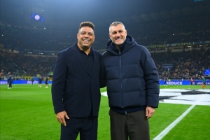 大罗、维埃里现场观战国米VS博德闪耀，获赠纪念球衣