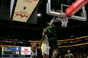 摧枯拉朽！锡安接球反击 起飞滑翔力压波斯特单臂隔扣