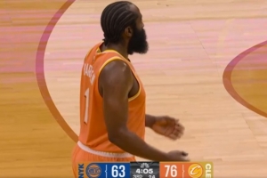 要拉开了！哈登外线再中三分球打停尼克斯 分差13分