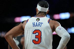 对哪不满意？哈特下半场开始前一直向裁判投诉