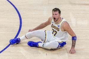 东契奇谈传球给詹姆斯：看到他空了&不想丢球 我们也没暂停了