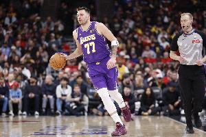 东契奇：确实因手感不佳而有点犹豫 但我觉得时间够&或能尝试突破