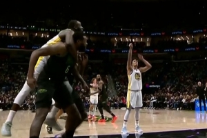 是真有节目！追梦跳到小乔丹背上故意犯规 “砍”小乔丹战术成功