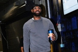 主场战魔术！湖人官推晒赛前入场照：到达现场