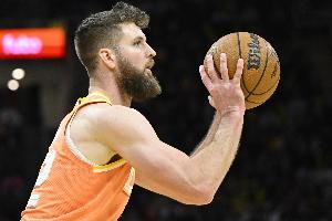 存在感十足！迪恩·韦德半场三分4中3得9分 另有5板2助3断1帽