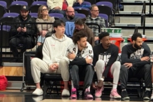 因背部拉伤缺席！杨瀚森身着便装 坐在替补席支持混音队友