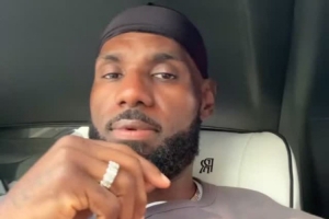 詹姆斯晒车中自拍：远离蠢货 做好自己