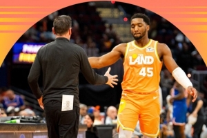 23分5板4助3断！骑士官方赢球海报封面——米切尔和阿特金森击掌