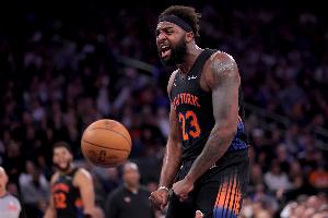 翻江倒海！米切尔·罗宾逊再度拼下前场篮板 随即补篮拿到2分