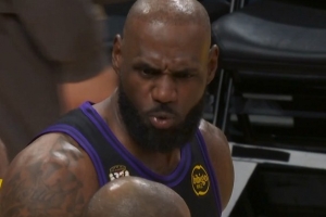 很是不解！湖人第三节最后一攻 詹姆斯接球冲筐被吹走步