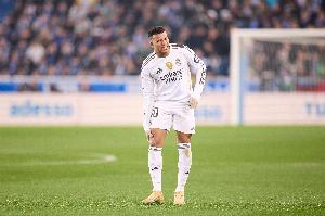 长期膝伤困扰！记者：姆巴佩希望保守治疗，若效果不佳不排除手术