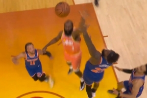 冲劲十足！哈登强攻篮下 迎着防守高难度抛投得手