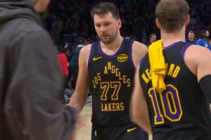 东契奇大空位犹豫了 詹姆斯接球转身三分绝杀不中！