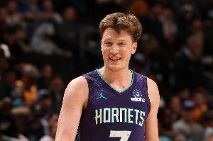 突然花了！克尼佩尔反击助米勒空中漫步上篮 黄蜂22-2领先23分！