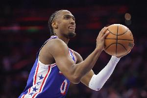 身手全能！马克西半场11中5拿到19分6板6助 罚球7中7