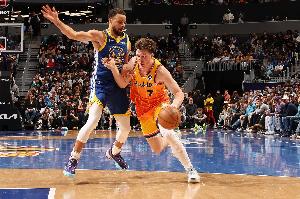 变态准！克尼佩尔17次180俱乐部砍20+ 单赛季后卫第二多&仅次库里