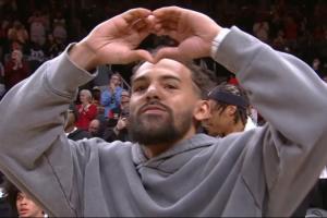 市长甜蜜比心！老鹰主场致敬特雷·杨 后者深受感动眼眶泛红