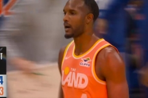 花了啊！哈登底角三分球&莫布里二次进攻暴扣 骑士领先19分