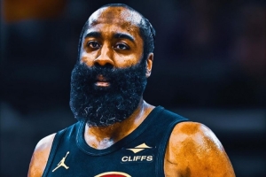 右手拇指骨折缺阵！骑媒：哈登对球队进攻很重要 无疑是沉重打击