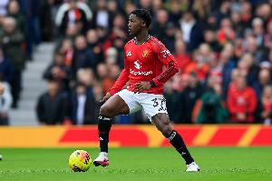 记者：梅努近期得到重用，曼联计划和他商谈更长期限续约合同