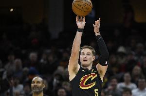 外线没谱！梅里尔13中6拿到14分5板 三分仅8中2