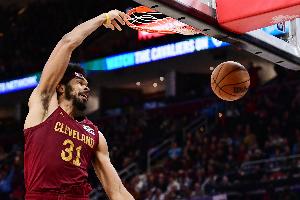 探囊取物！贾勒特·阿伦篮下接球 点飞防守轻松单臂扣进