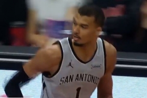 关键！文班亚马接球不调整&底角略带漂移三分命中 此前三分4中0