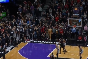 偏得离谱！英格拉姆晃开防守后绝平三分直接投到篮板侧沿