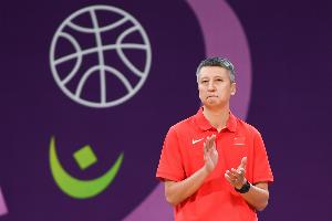 媒体人：中国男篮进攻打得太差 完全没信心 不敢投的球员就别带了