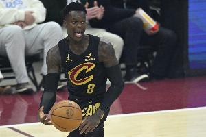 球权还是丢了！施罗德被罗林斯逼抢摔出界 骑士挑战失败