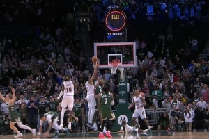 解说：阿伦抓到篮板时只剩0.2秒 就差一点点 但他已足够出色