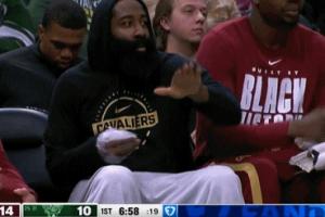 右手拇指非移位性骨折！哈登场边观战 右手拇指已缠上厚厚的纱布