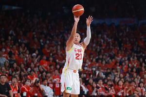 解说：今天中国队大部分球员进攻缺乏信心时 贺希宁站了出来