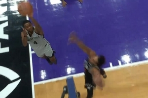 高难度！福克斯强攻负角度抛投得手 帮助马刺占据主动