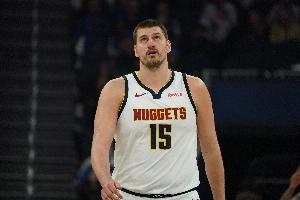 神来之笔！约基奇持球强攻 背转身三分压哨命中