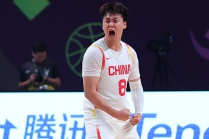 解说：从日本队的阵容来看 中国男篮的后卫线是明显占优势的