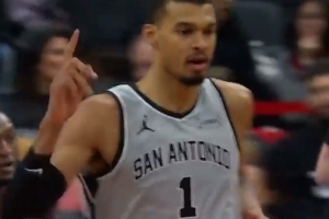 终于来了！尚帕尼不停球助飞文班亚马空接暴扣 本场首球！