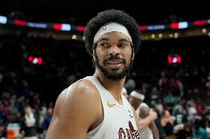 梦幻脚步！贾勒特·阿伦接球背打晃肩转身出手得分