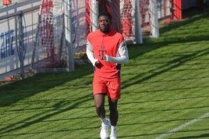 记者：戴维斯今日恢复跑步训练，但拜仁不会急于让他复出